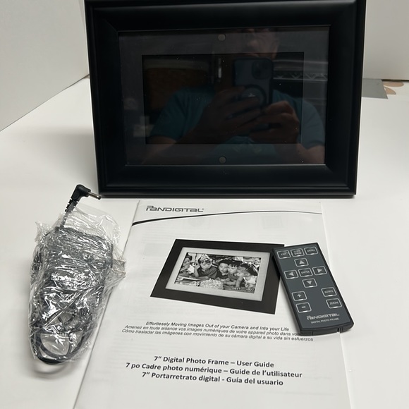 PANDIGITAL 7” PHOTO FRAME WITH REMOTE with battery. Also with electrical plug. - Picture 1 of 10